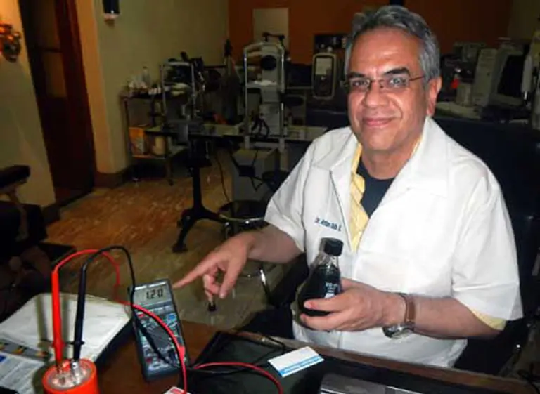 Un cientí­fico mexicano creó una baterí­a de "carga infinita" que podrí­a revolucionar la tecnologí­a