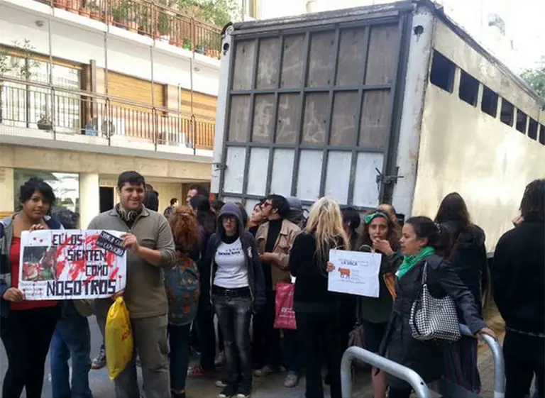 Lanata intentó entrar a la radio con una vaca, pero no lo dejaron