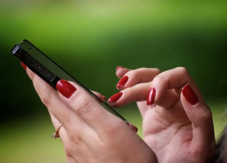 Diagnostican por primera vez una lesión en una mujer por "WhatsAppitis"