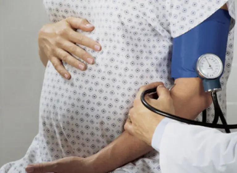 Expertos explican la concurrencia de la enfermedad inculpable con la licencia por maternidad