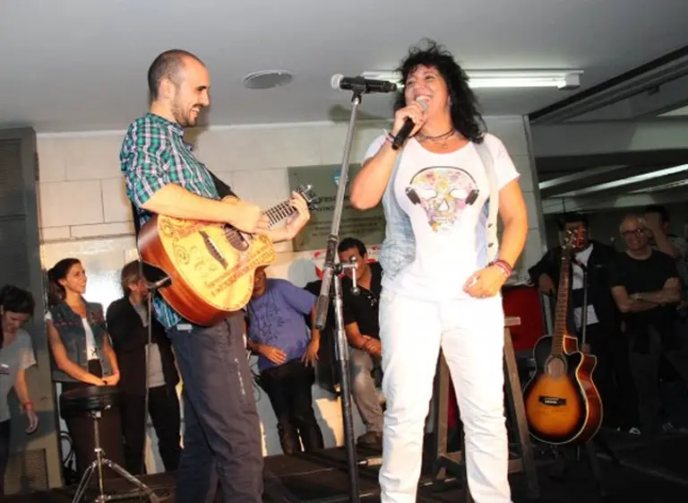 Sorpresa en el subte D: Rosana y Abel Pintos dieron un show en una estación