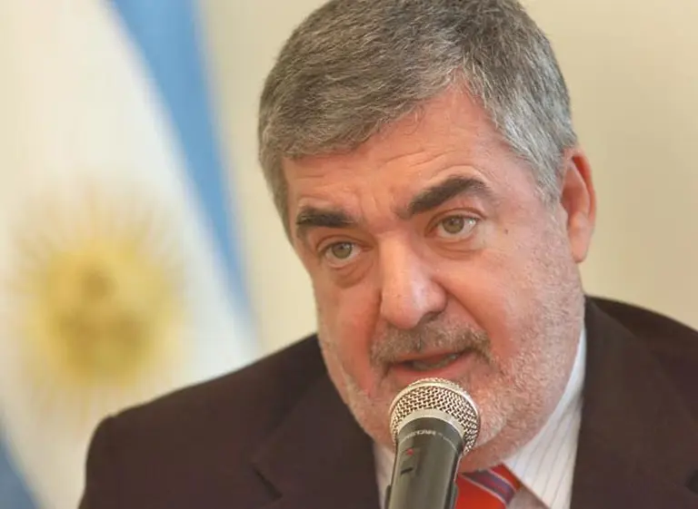 Fuerte cruce entre Das Neves y De Vido por la denuncia en el contrato con Pan American