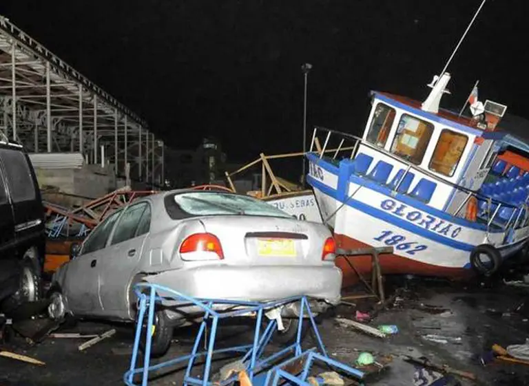 Un fuerte tsunami sacudió el norte de Chile: pánico, fuego y miles de evacuados