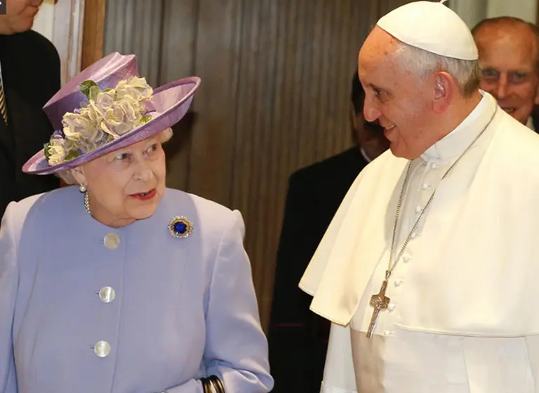 Francisco mantuvo una reunión "informal" con la reina Isabel, pero no hablaron de Malvinas