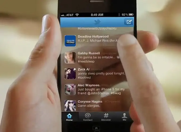 Crean un iPhone transparente que permite evitar accidentes en la ví­a pública