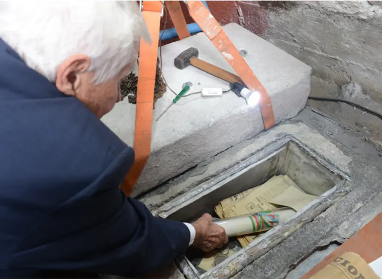 Descubren tesoros ocultos debajo del monumento a Cristobal Colón