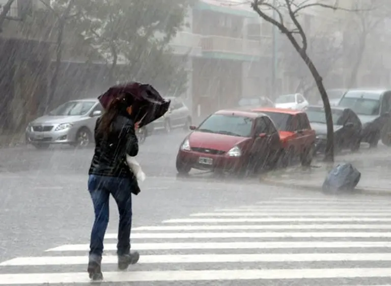 Alerta por intensas lluvias y posible caí­da de granizo en Capital y Conurbano