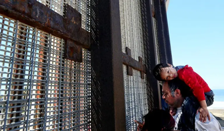 El peso y la Bolsa mexicanos se derrumban a valores de la Crisis del Tequila