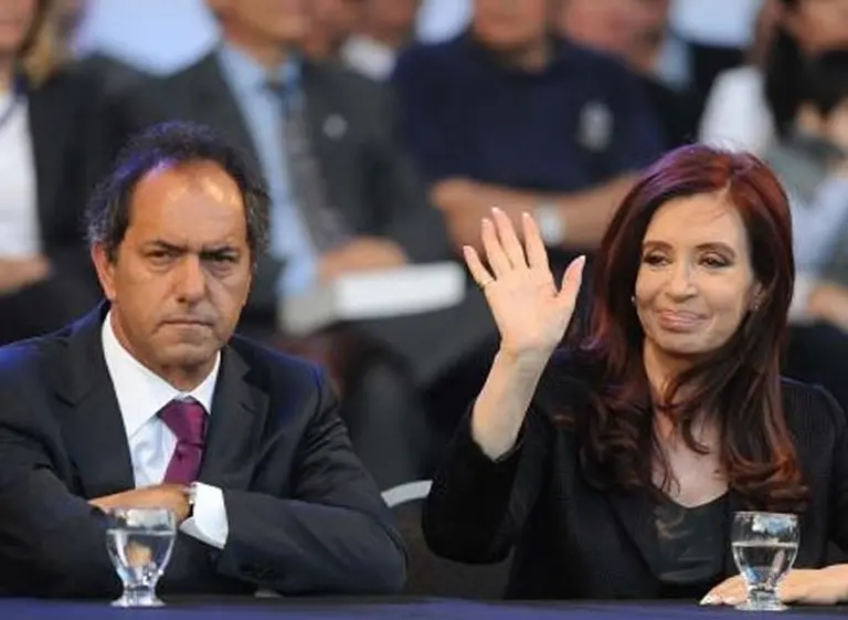 Por lo bajo, Cristina Kirchner ordenó a su cí­rculo cercano apoyar a Scioli