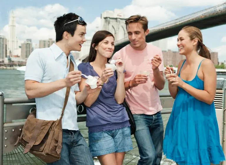 Afirman que uno de cada tres argentinos mantiene sus amigos de la infancia