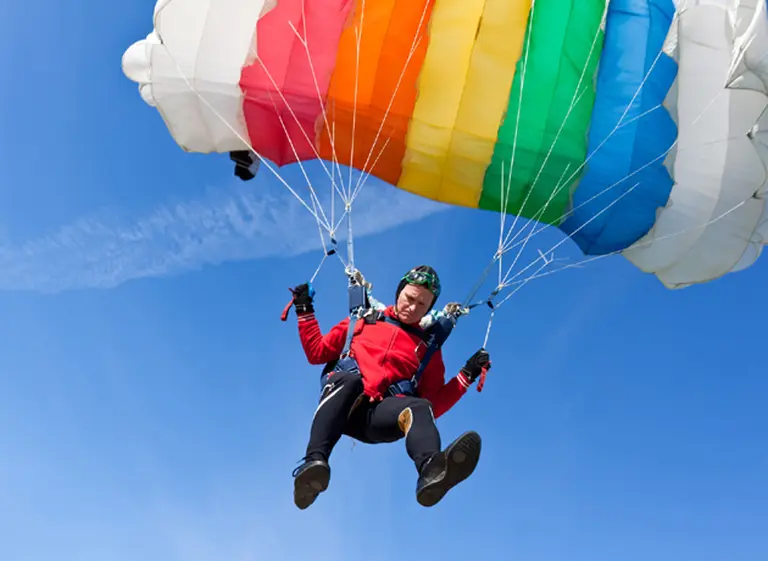Por unos centí­metros, escapó de "La Parca": se tiró en paracaí­das y un meteorito casi lo mata