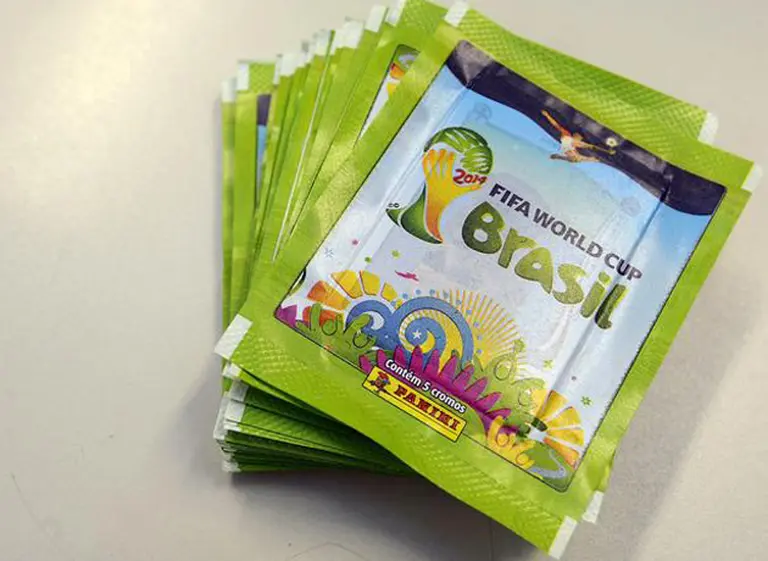 El delantero de Costa Rica, indignado: compró 100 sobres de figuritas del mundial, pero no se encontró