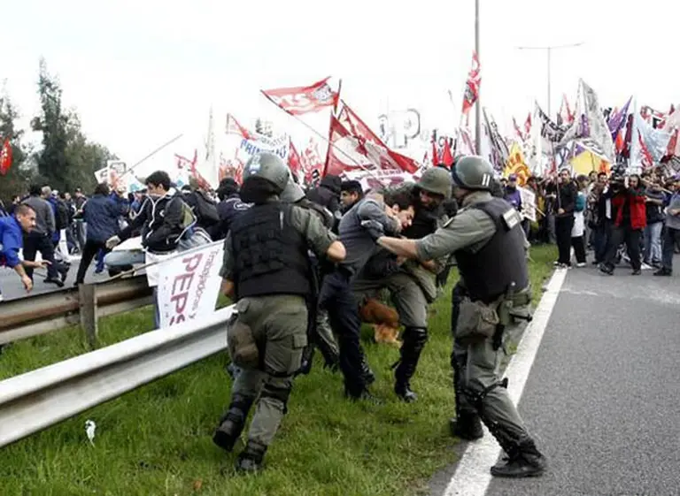 Denuncian a Gendarmerí­a por infiltrar piquete y reprimir trabajadores durante el paro