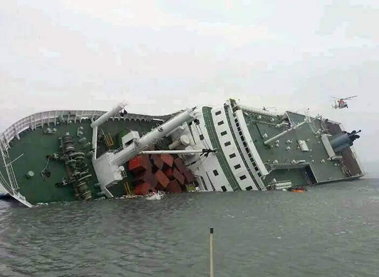 Se hundió un barco en Corea del Sur y hay más de 300 desaparecidos
