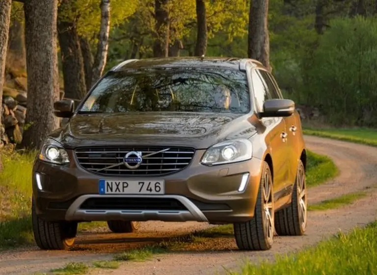 Volvo, con "impuestazo" incluido, lanza el restyling de la XC60 y suma nuevas versiones