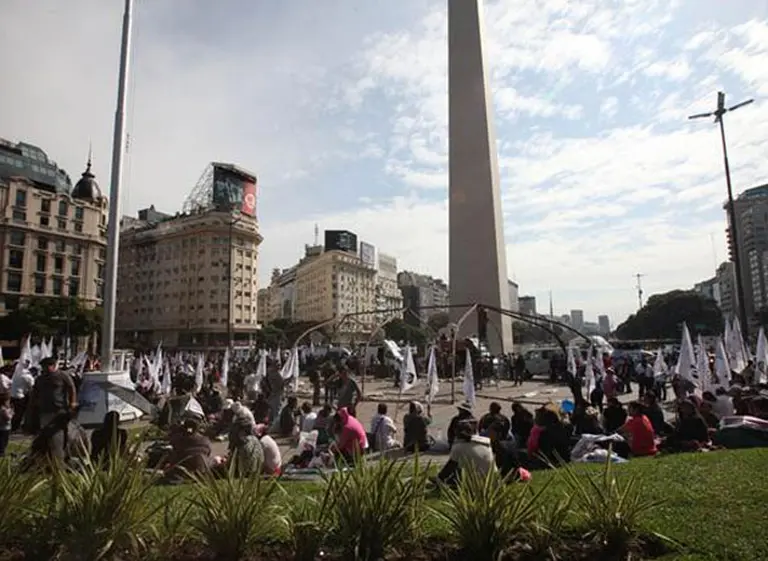 Instalan una carpa en el Obelisco en reclamo de la urbanización de villas