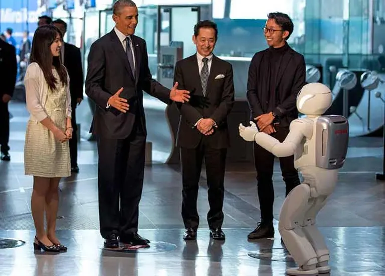 Barack Obama juega al fútbol con el robot japonés Asimo