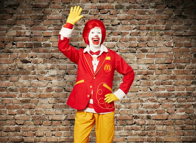 Ronald McDonald "cambia de look" y se suma a las redes sociales
