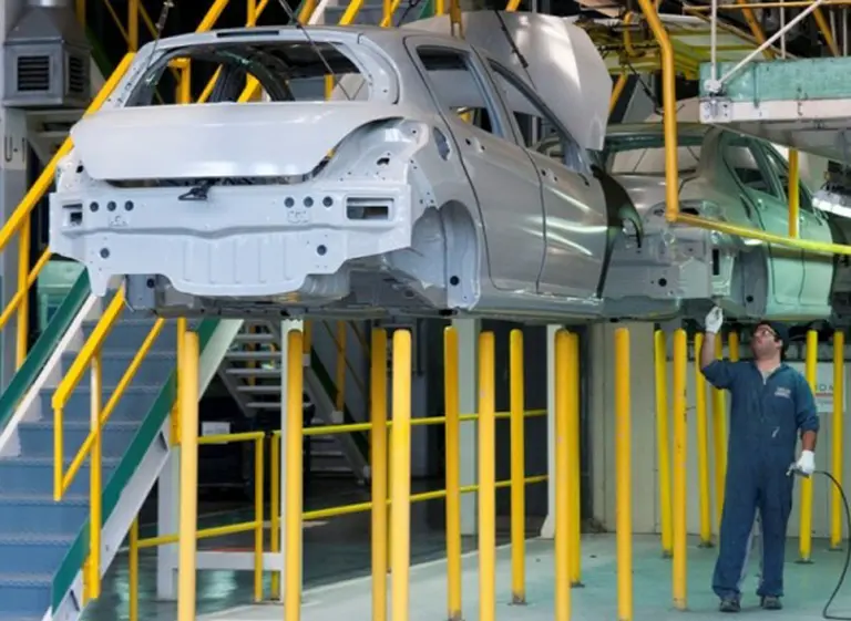 Fuerte ajuste de Peugeot: suprimió un turno y suspendió a 1.000 obreros por tiempo indeterminado