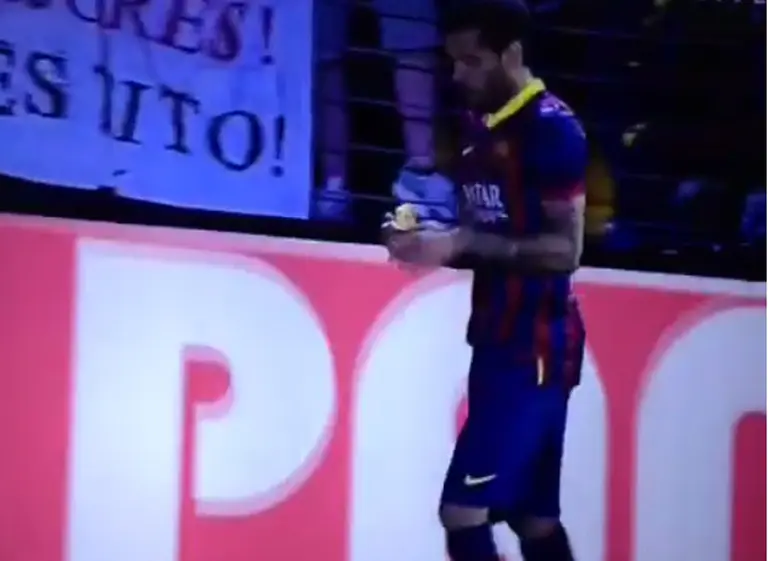 Racismo: al brasileño Alves le tiraron una banana y se la comió