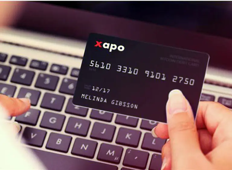 Presentan la primera tarjeta de débito basada en Bitcoins