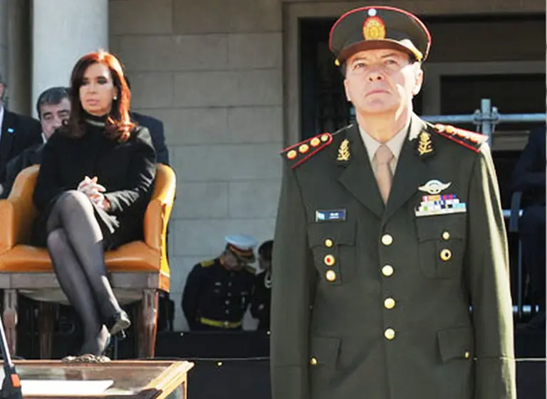 El kirchnerismo aprobó la creación de la Universidad de la Defensa y Carrió dice que se trata de un "autogolpe"