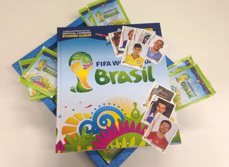 Docente les sacó las figuritas del Mundial a los alumnos para completar su álbum