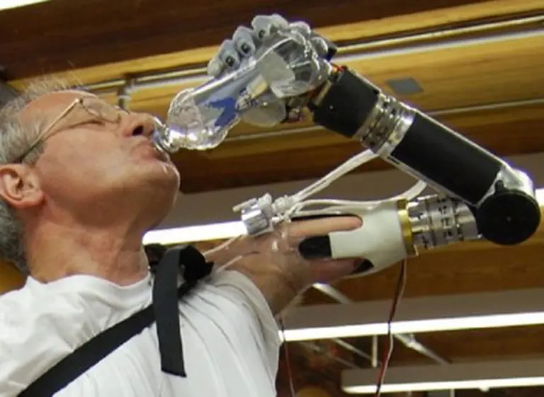 Venderán el brazo robótico de Darth Vader para tratamientos médicos