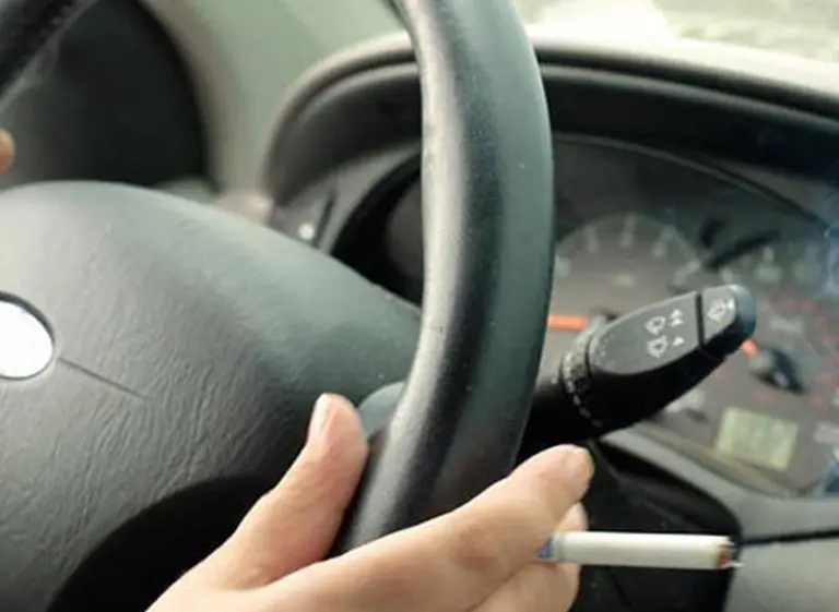 Avanza el proyecto que prohí­be fumar mientras se maneja