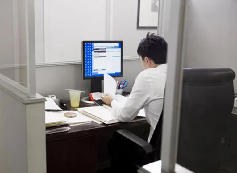 ¿Las empresas deberí­an controlar las actividades de sus empleados en las redes sociales?