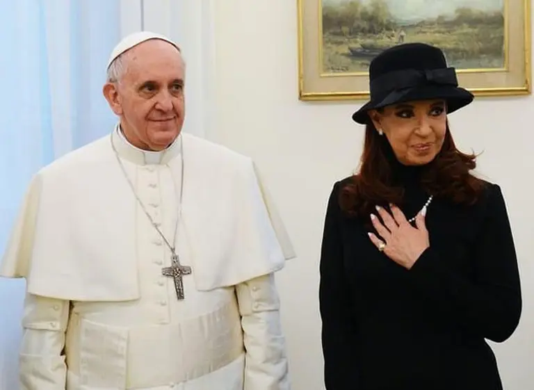 Papelón: el Gobierno difundió una carta del Papa Francisco a la Presidenta y desde el Vaticano afirmaron que es falsa