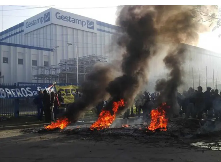 Se tensa el conflicto en la autopartista Gestamp: trabajadores tomaron la planta