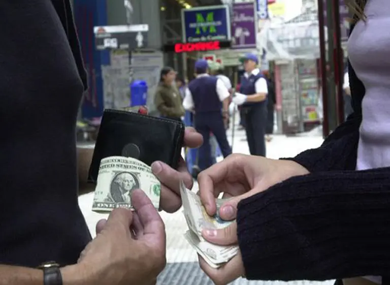 Ahora el "cambio, cambio" también lo vociferan los canillitas de la calle Florida