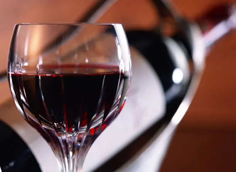 Pagan $21.000 por una botella de vino francés de 1987 en una subasta