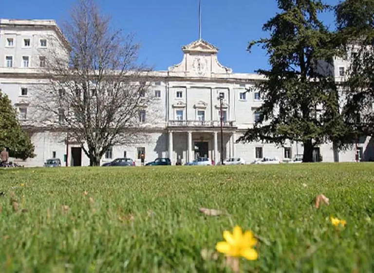 La Universidad de Navarra ofrece 55 becas para estudiar en España
