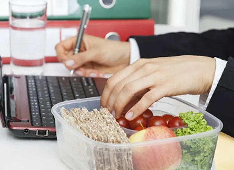 ¿Qué es mejor, comer tres comidas grandes o varias comidas pequeñas?