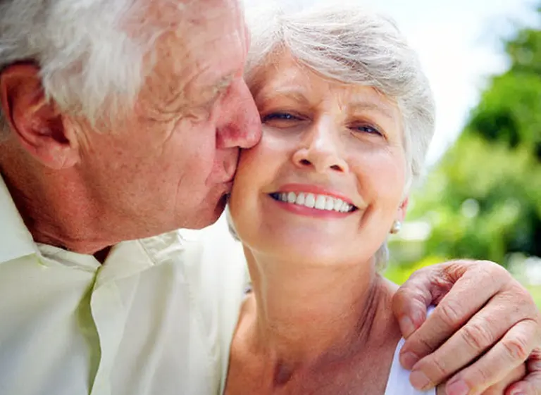 Lanzan un servicio de citas online especial para "adultos mayores"