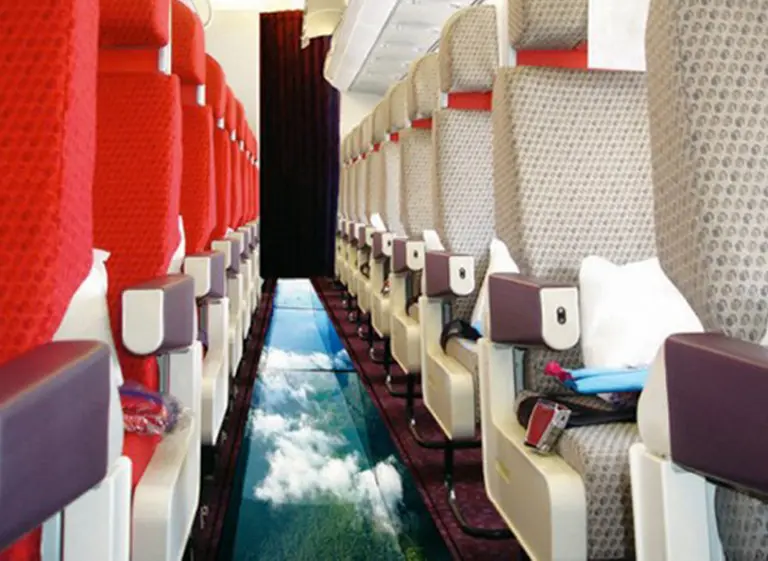 Una aerolí­nea inglesa creó el primer avión con piso transparente