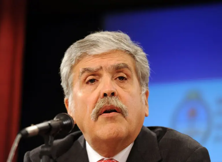 Denuncian a De Vido por "irregularidades" en la compra de gas importado