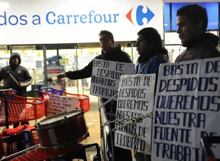 Trabajadores de Carrefour se encadenaron para denunciar despidos injustificados