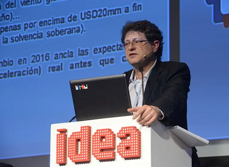 Dos economistas dan su "receta" para resolver los problemas del dólar barato