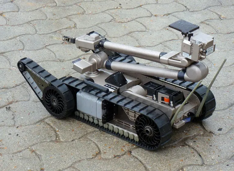 Decenas de robots refuerzan la seguridad del Mundial de fútbol