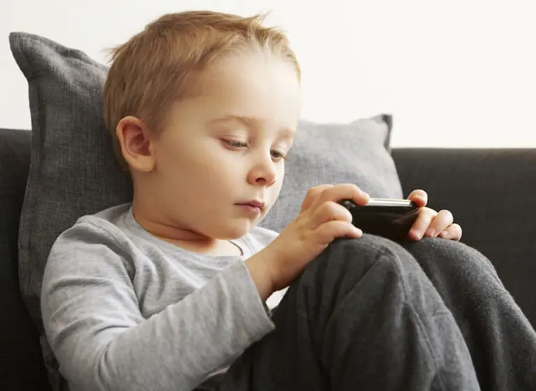 Seguridad digital: proponen un contrato entre padres e hijos para regular el uso del teléfono celular