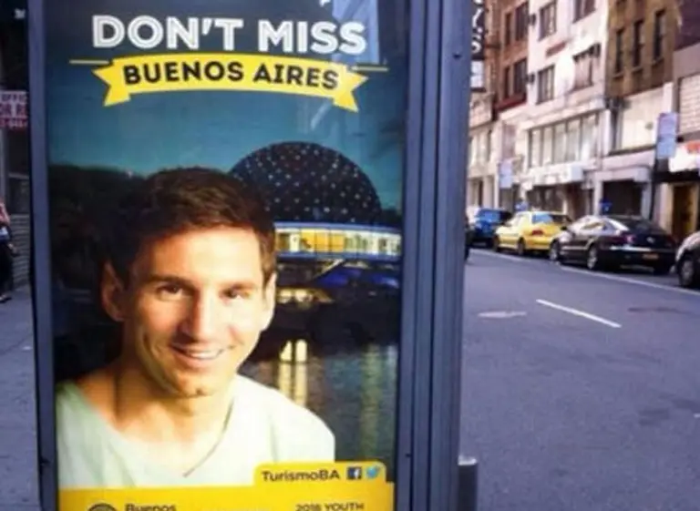Buenos Aires se promociona con Messi en Nueva York con afiches erróneos