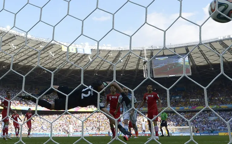 Argentina sufrió más de la cuenta, pero le ganó a Irán y ya está clasificada para la segunda ronda del mundial