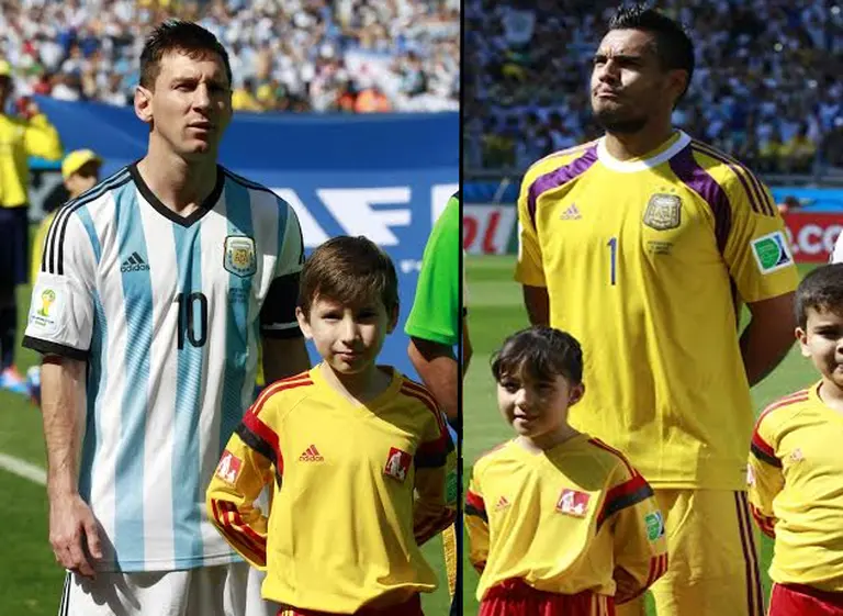 Por una campaña de McDonald's, dos niños salieron a la cancha el sábado con la Selección