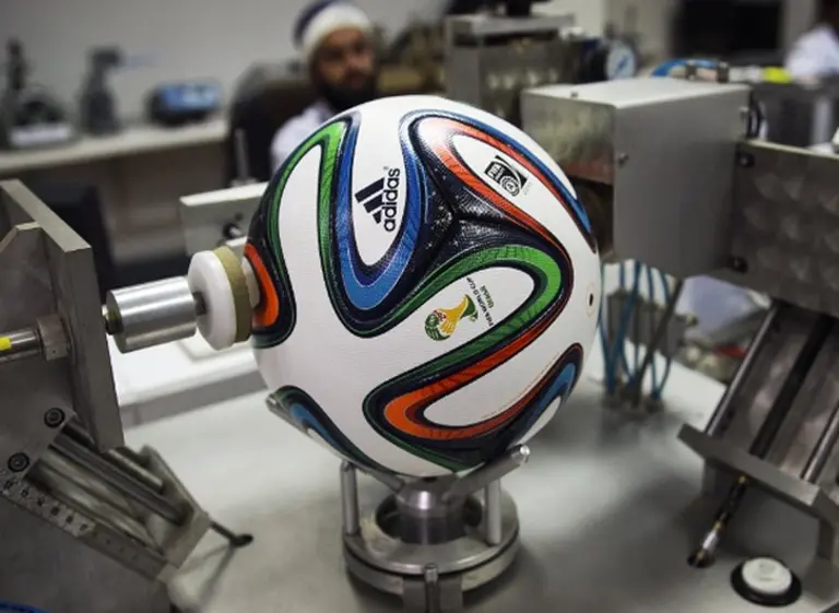 Revelan cómo se hace Brazuca, la pelota oficial del Mundial de Brasil