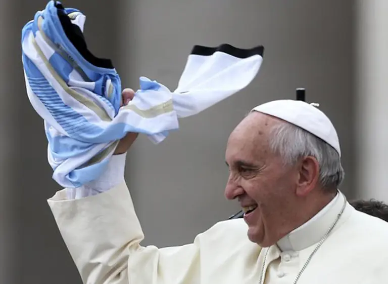 El Papa se mostró con la camiseta argentina en la previa al partido con Nigeria