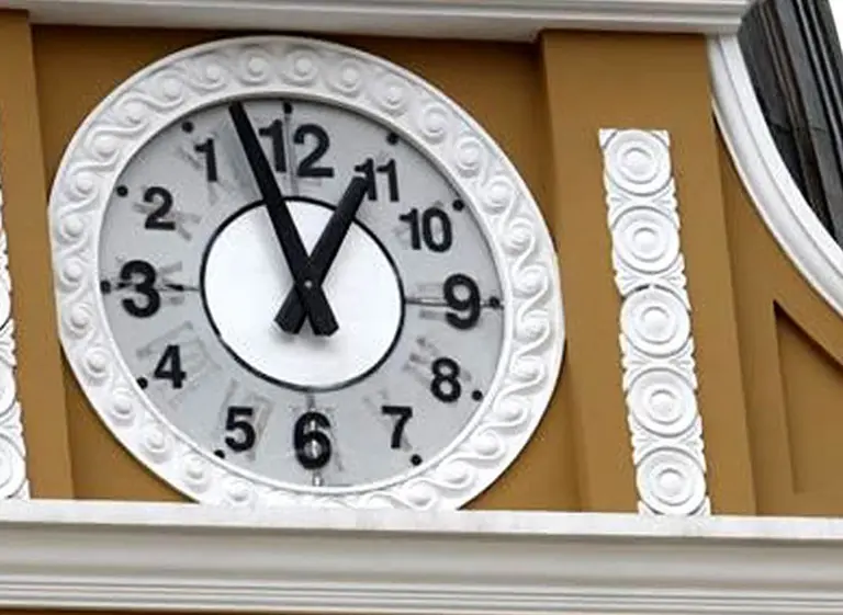 Giro a la izquierda: el reloj boliviano ahora avanza en el sentido contrario