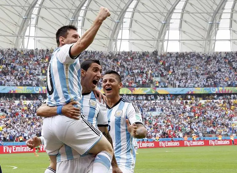 De la mano de Lionel Messi y la rodilla de Rojo, Argentina derrotó a Nigeria por 3 a 2 y terminó primera del Grupo F